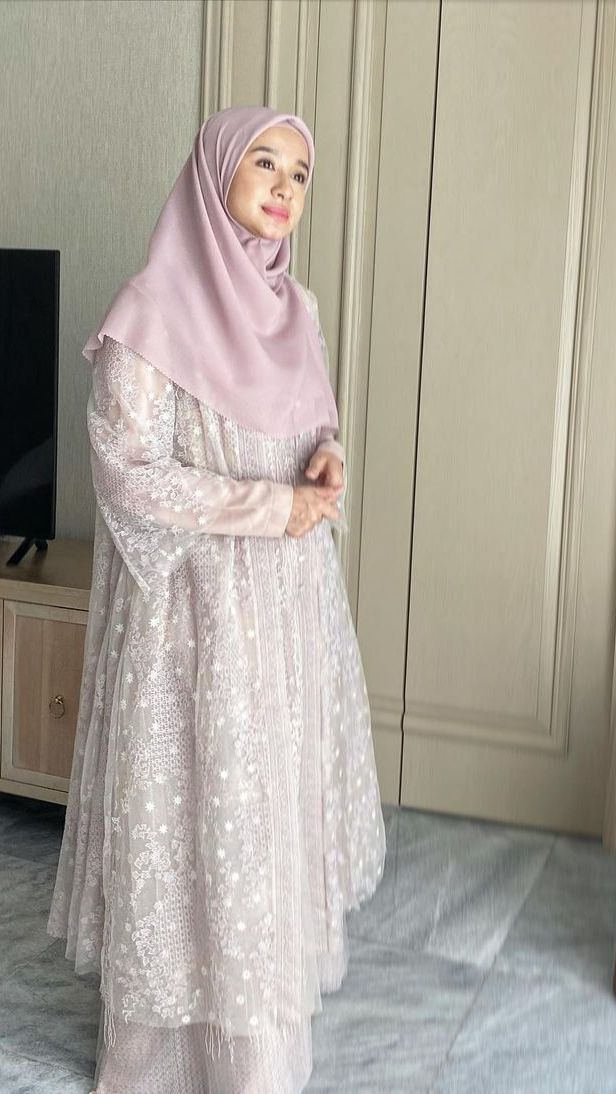 2.Model Hijab ala Laudya Cynthia Bella
