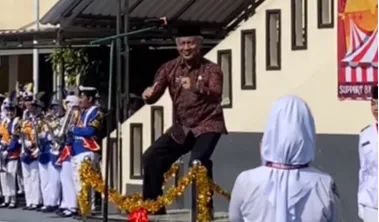 Kepsek Joget di Podium