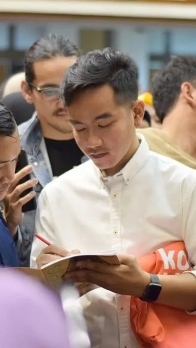 CEK FAKTA: Hoaks Paspampres Minta Warga Ganti Kaos Foto Caleg PDIP saat Gibran Blusukan ke Sangkrah Solo<br>