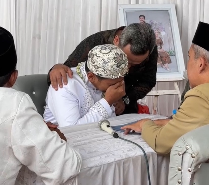 Teringat Almarhum Ayah Dan Ibu, Mempelai Pria Ini Tak Kuasa Tahan ...