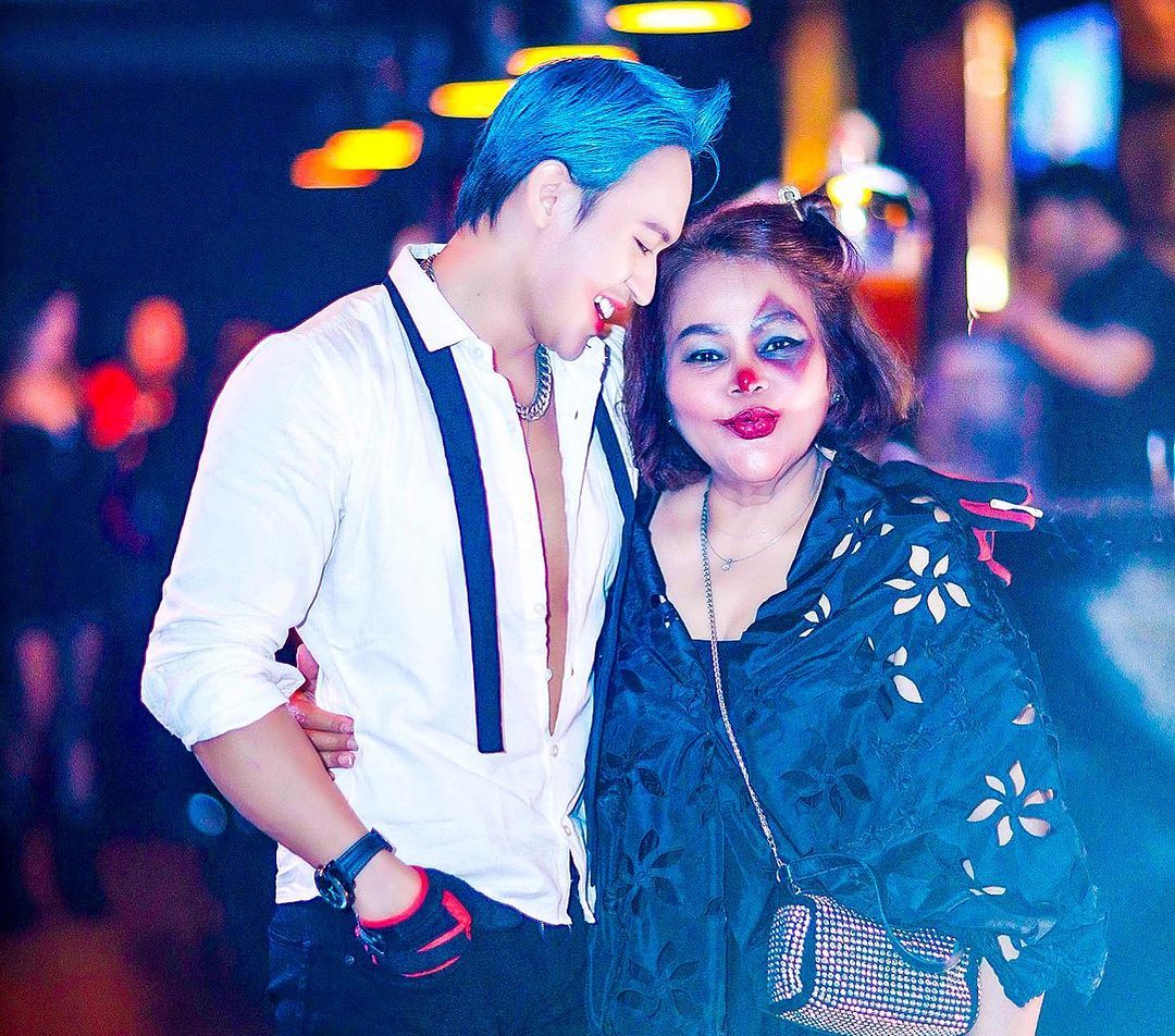 Kelakuan Eva Manurung tersebut justru mengundang gelak tawa netizen. Penasaran seperti apa momen mesra Eva Manurung dan pacar berondongnya? Simak potretnya berikut ini!