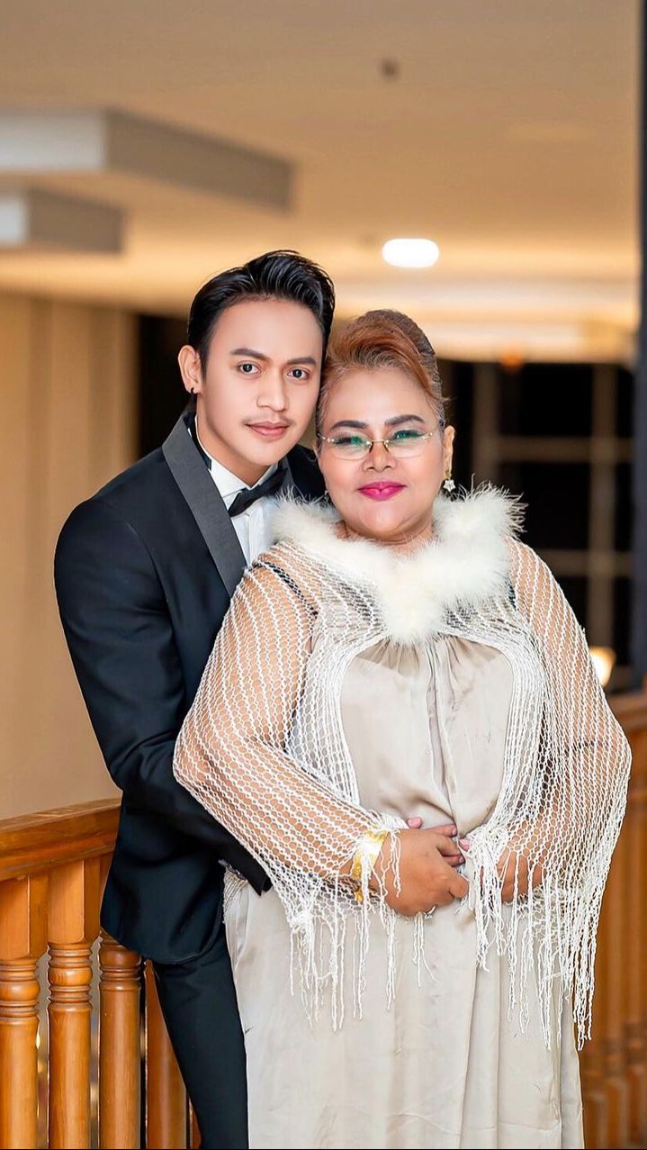 10 Potret Mesra Ibunda Virgoun & Pacar Berondong, Tak Malu Peluk Cium, Netizen Ngakak!