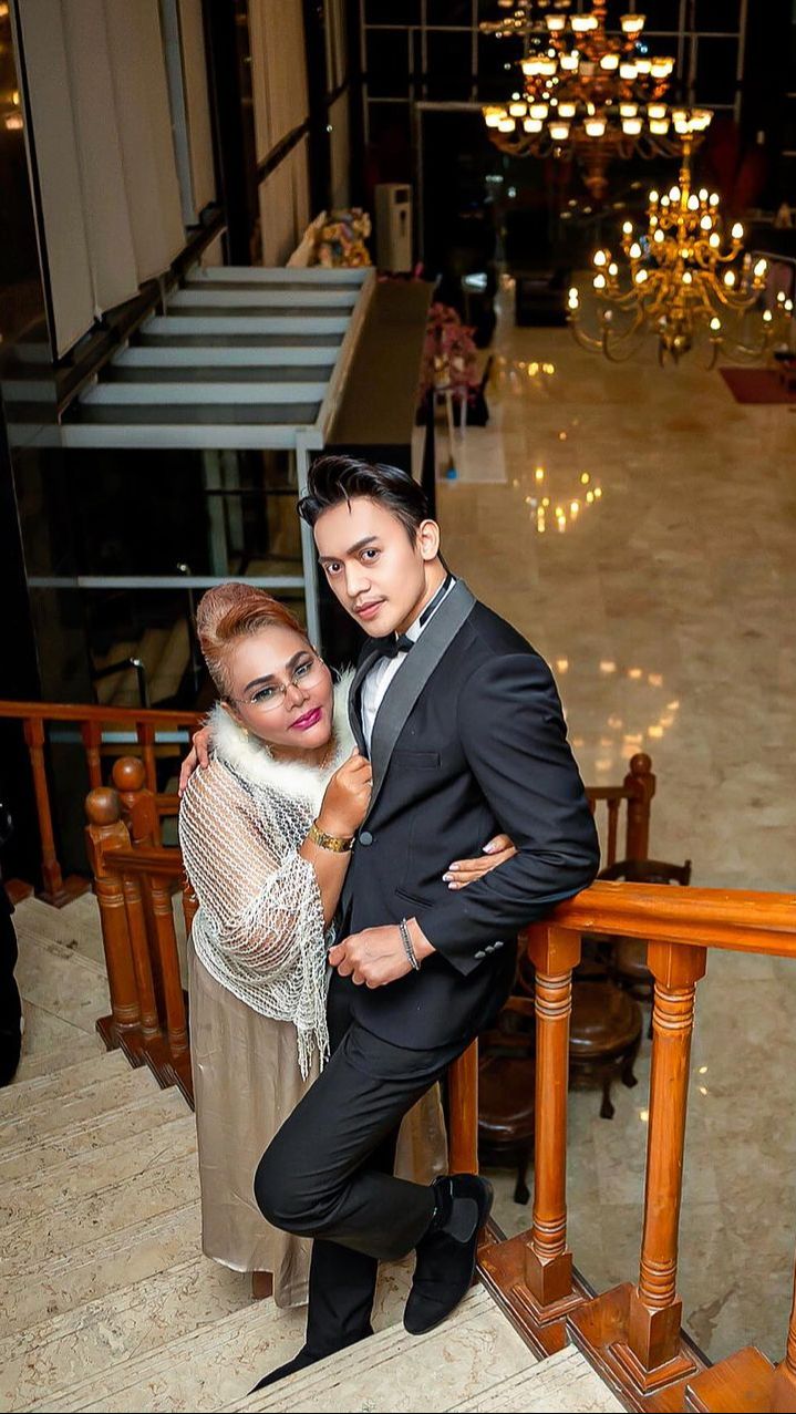 10 Potret Mesra Ibunda Virgoun & Pacar Berondong, Tak Malu Peluk Cium, Netizen Ngakak!