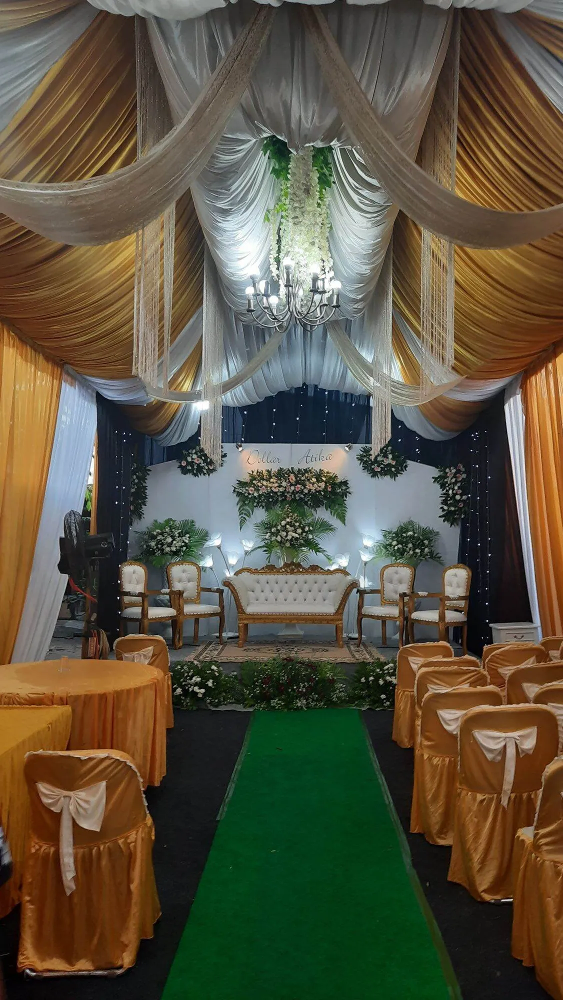 Desain kamar glamping itu mirip tenda kondangan