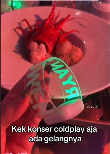 Gelang Neon Bak Konser Coldplay