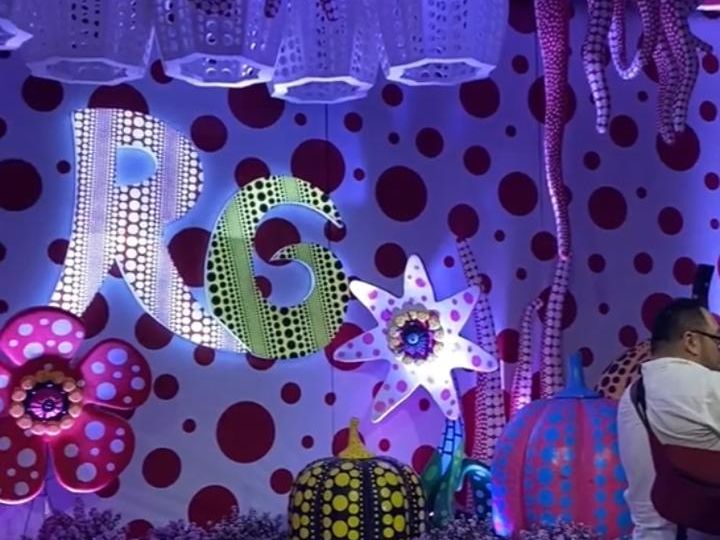 Terdapat juga beberapa photobooth dengan konsep yang berbeda. Ada yang lucu penuh dengan motif polkadot, ada juga yang elegan dengan dominasi warna merah.