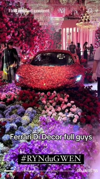 Ada juga sebuah ferari yang dihias bunga asli full. Mewah banget ya!