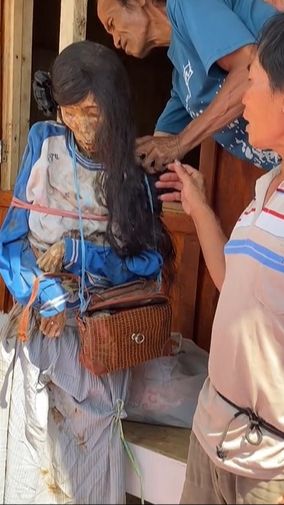 Penampakan Jenazah Terlihat Utuh dan Rambutnya Semakin Panjang Saat Ritual Ma'nene Suku Toraja