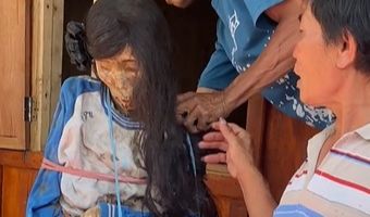 Mereka terlihat mengeluarkan mayat-mayat keluarga yang sudah disimpan selama puluhan tahun.