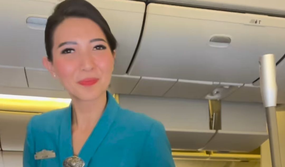 Banyak netizen yang memberikan apresiasi buat sang pramugari. Pramugari tampak dengan sopan menolak tawaran Hotman.<br>