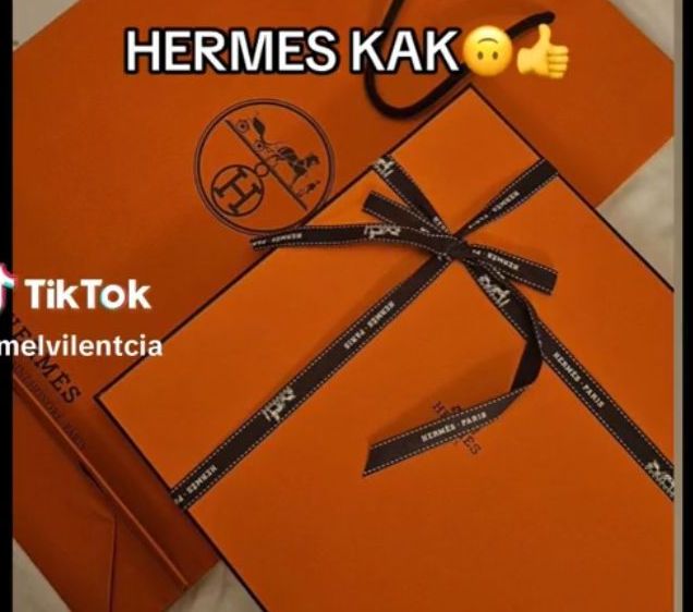 Kemewahan pernikahan Ryan dan Gwen kembali terlihat dari souvenir pernikahan keduanya. Keduanya memberikan souvenir berupa piring set dari brand ternama Hermes. <br>