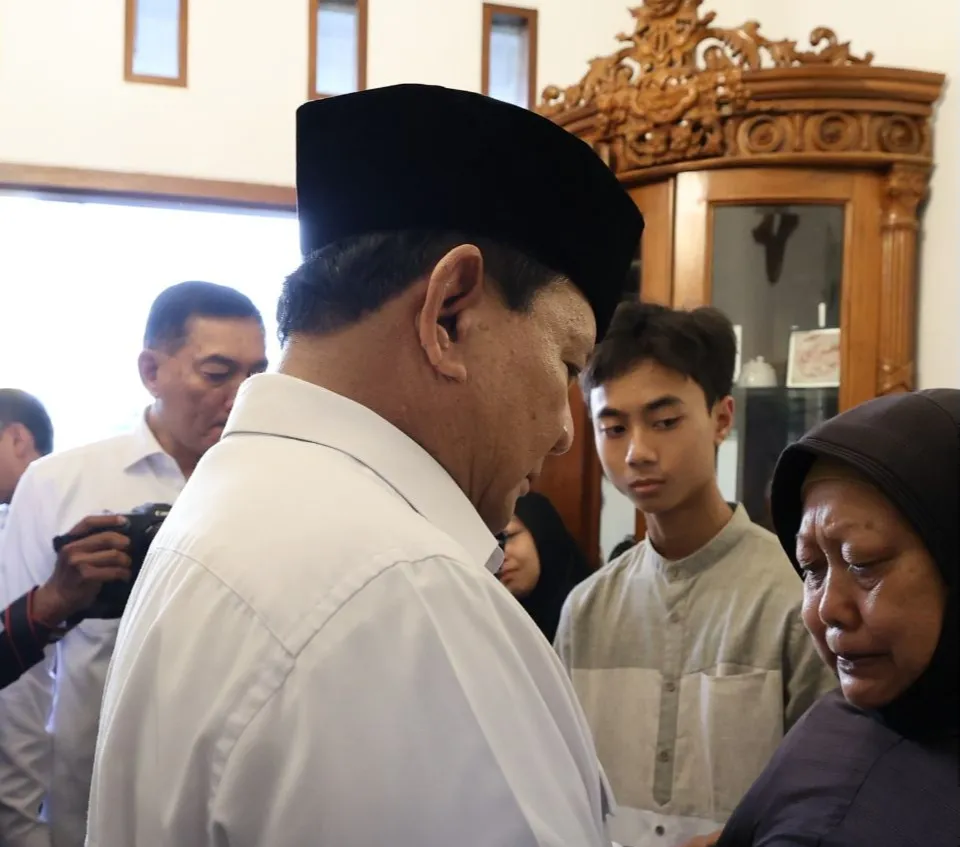 Prabowo Peluk dan Cium Putra Pilot Super Tucano, Diangkat Jadi Anak Asuh: Kalau Ada Apa-Apa, Cari Saya