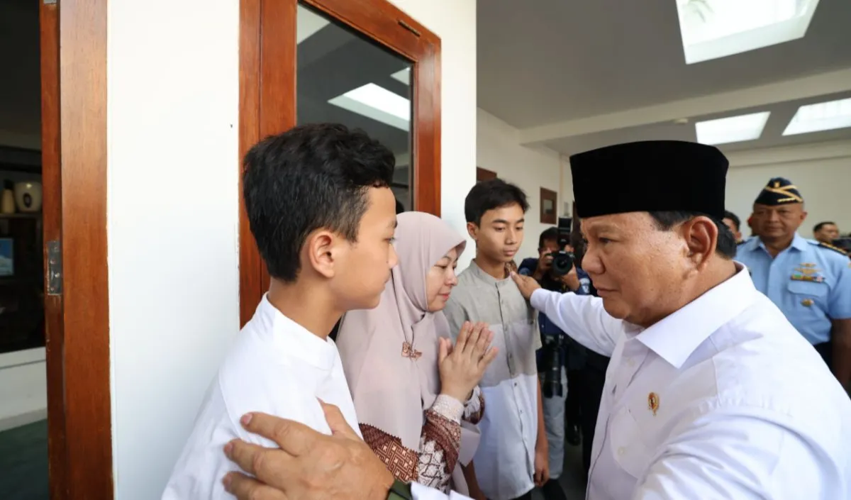 Prabowo Peluk Dan Cium Putra Pilot Super Tucano, Diangkat Jadi Anak ...