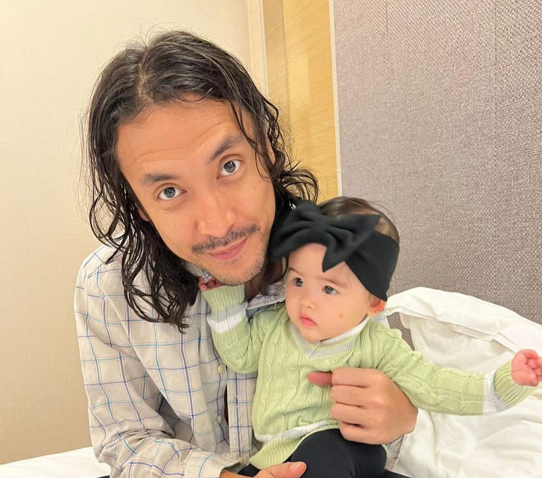 Manis Banget, Intip Potret Ello Momong Putri Kecilnya