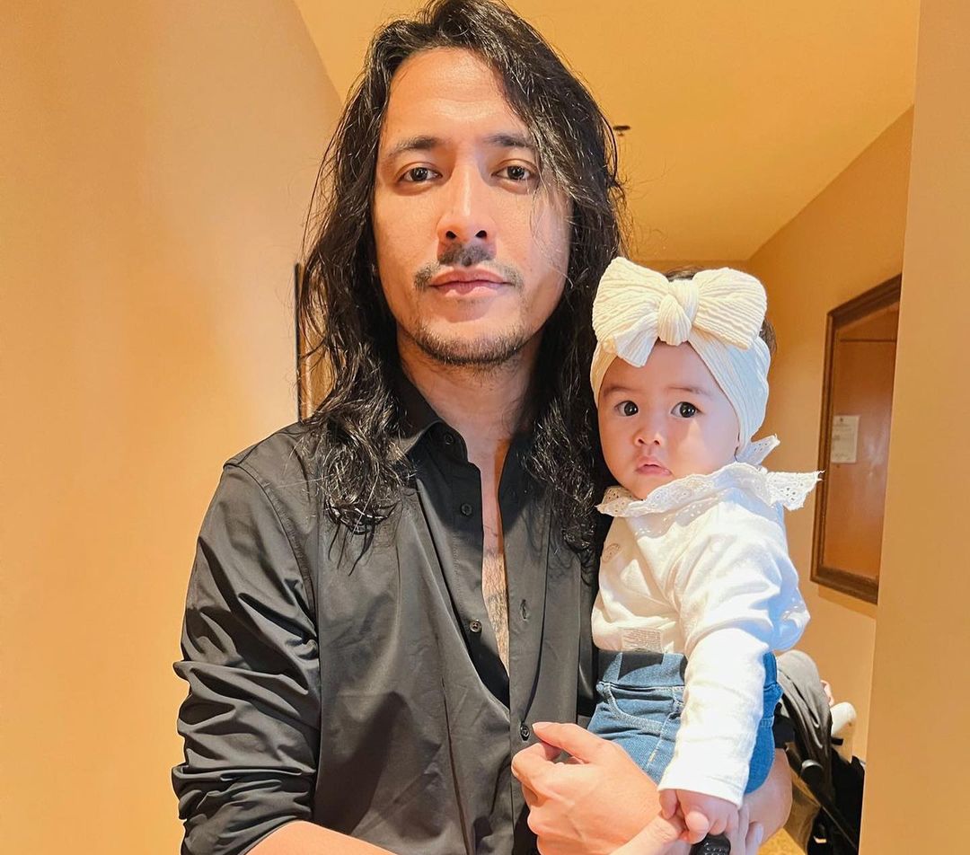 Manis Banget, Intip Potret Ello Momong Putri Kecilnya
