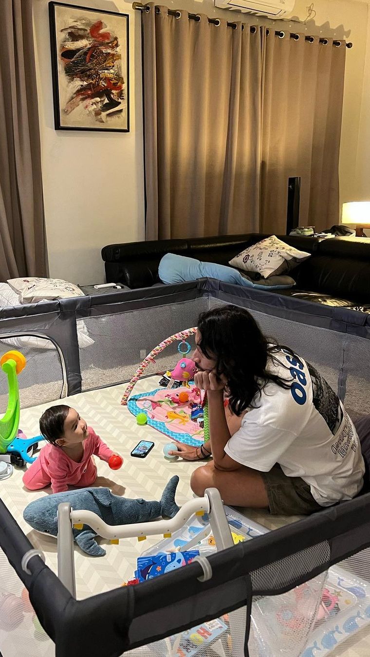 Manis Banget, Intip Potret Ello Momong Putri Kecilnya