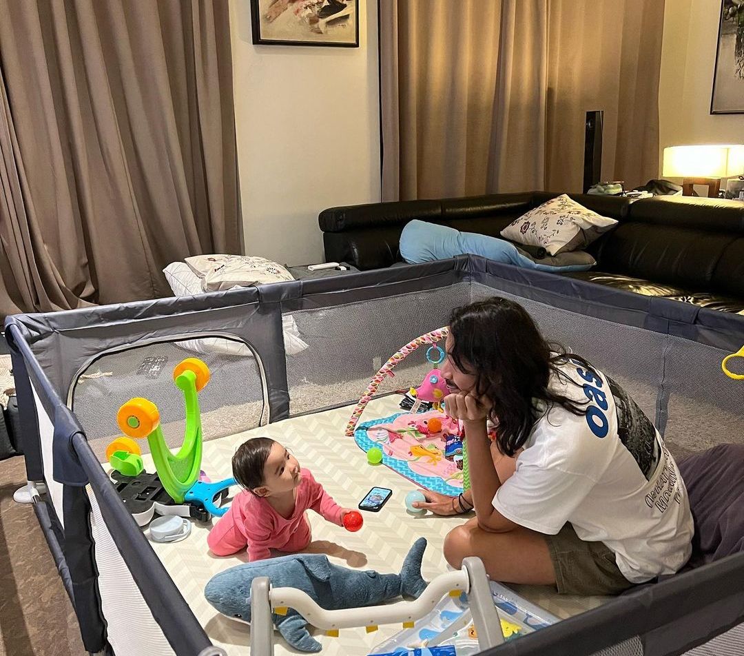 Manis Banget, Intip Potret Ello Momong Putri Kecilnya