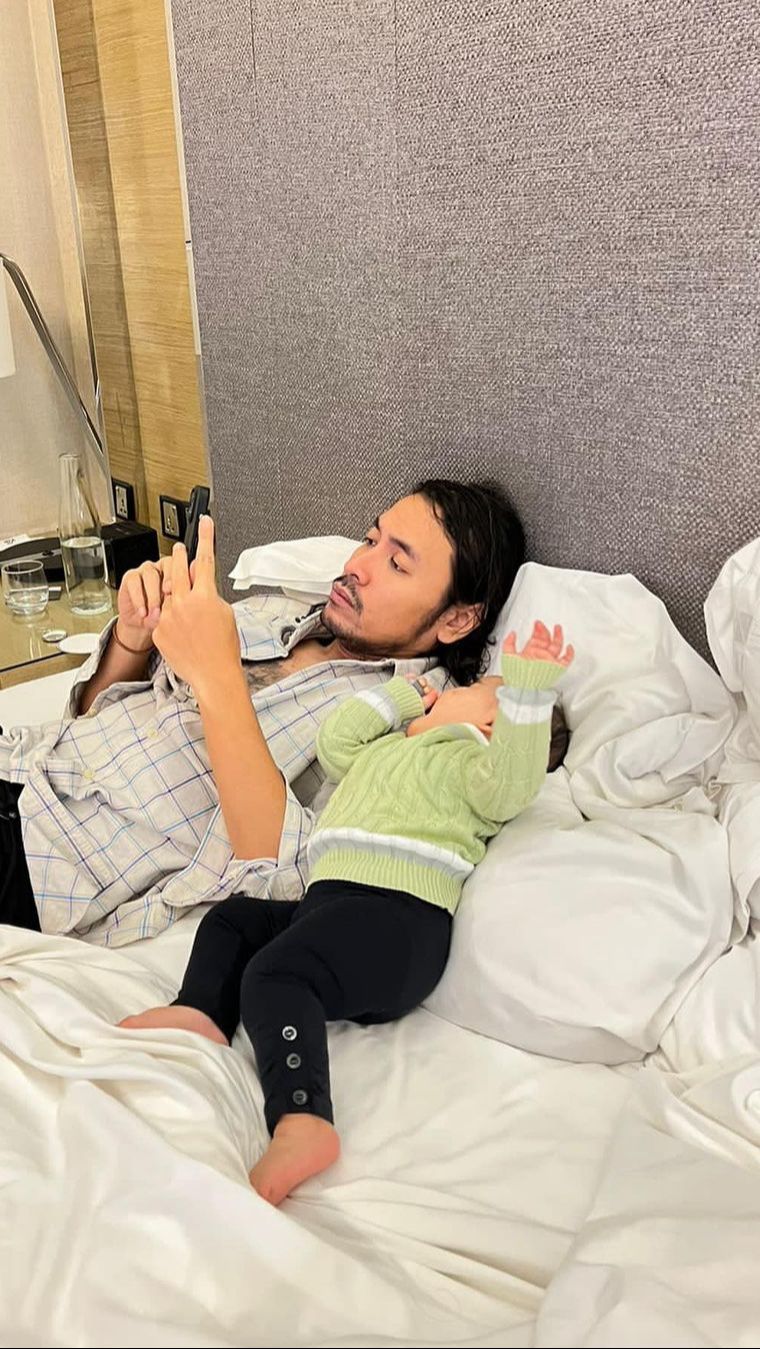 Manis Banget, Intip Potret Ello Momong Putri Kecilnya