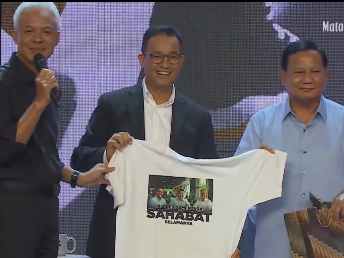 Momen 3 Capres Pemilu 2024 Saling Bertukar Hadiah, Ada Bantal Kucing hingga Helm Sepeda