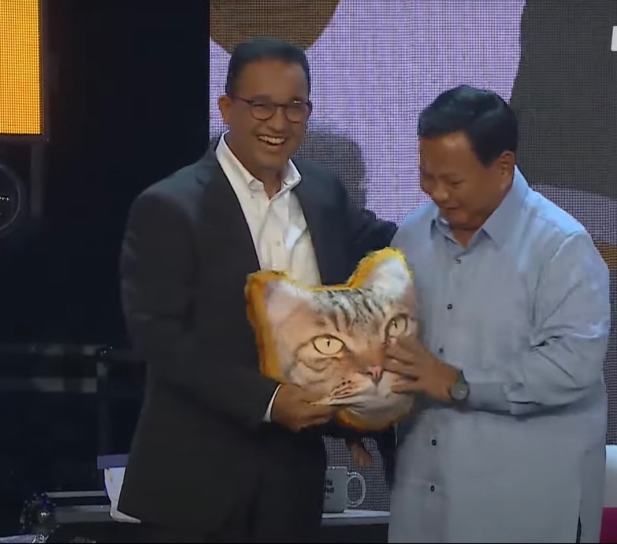 Momen 3 Capres Pemilu 2024 Saling Bertukar Hadiah, Ada Bantal Kucing hingga Helm Sepeda