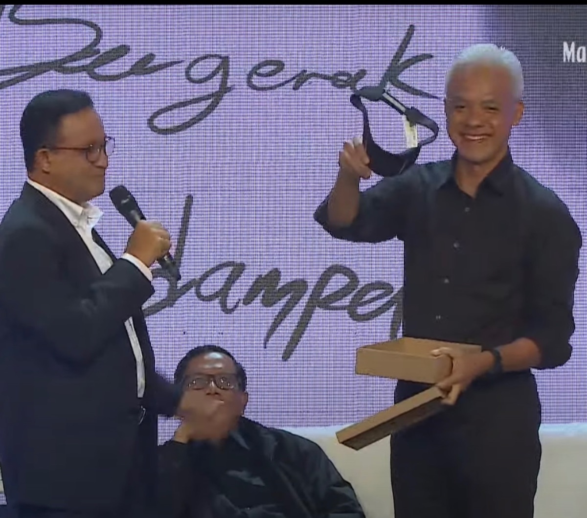 Momen 3 Capres Pemilu 2024 Saling Bertukar Hadiah, Ada Bantal Kucing hingga Helm Sepeda