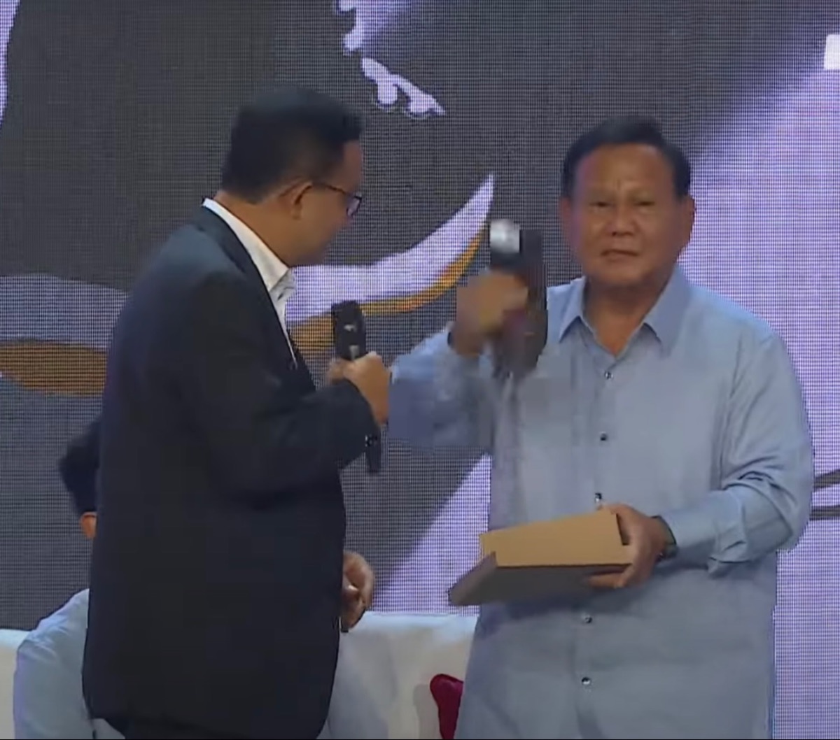 Momen 3 Capres Pemilu 2024 Saling Bertukar Hadiah, Ada Bantal Kucing hingga Helm Sepeda