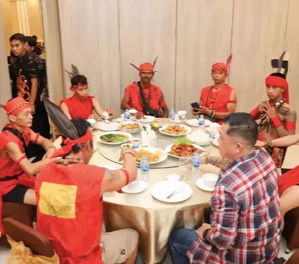 Potret Panglima Merah Dayak, Sosok Dihormati Seantero Kalimantan Duduk Semeja dengan Anak Presiden