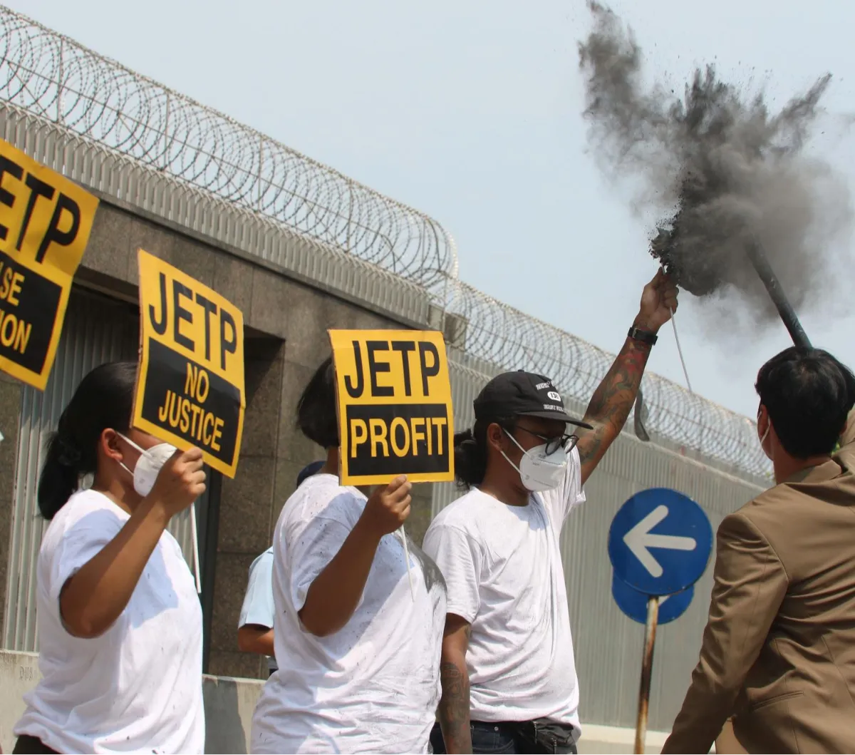 Sejumlah aktivis yang tergabung dalam gerakan #BersihkanIndonesia menggelar aksi teatrikal dan penyerahan dokumen Rencana Investasi dan Kebijakan Komprehensif (CIPP) dan Just Energy Transition Partnership (JETP).