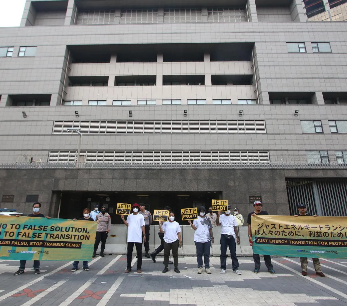 FOTO: Geruduk Kebubes Jepang, Aktivis Greenpeace Kirim Dokumen Masukan Masyarakat Indonesia Terkait Rencana Investasi Kebijakan JETP