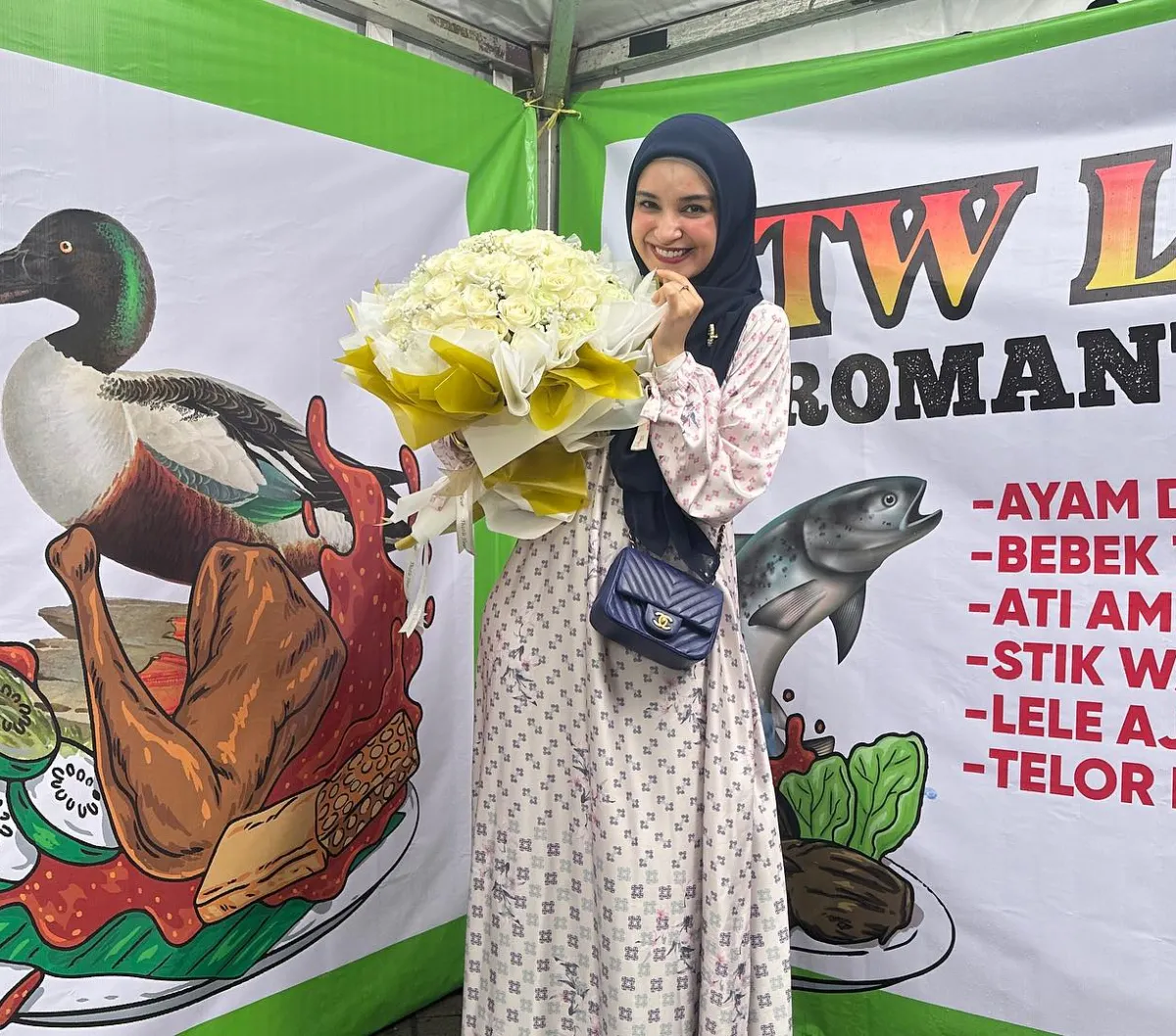 Romantic Dinner Ala Teuku Wisnu Bikin Shireen Sungkar Berbunga-bunga, Makannya di Pecel Ayam Sampai Curi Perhatian Warga