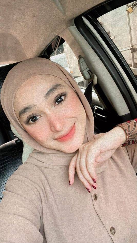 Mengenakan hijab berwarna nude, Santyka pilih gaya hijab sama dengan Nathalie