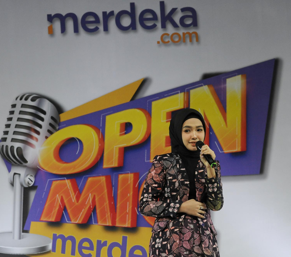 Zahra menceritakan awal mula pertemuannya dengan sang suami yakni Aliong Mus. Kisah cinta pada pandangan pertama.