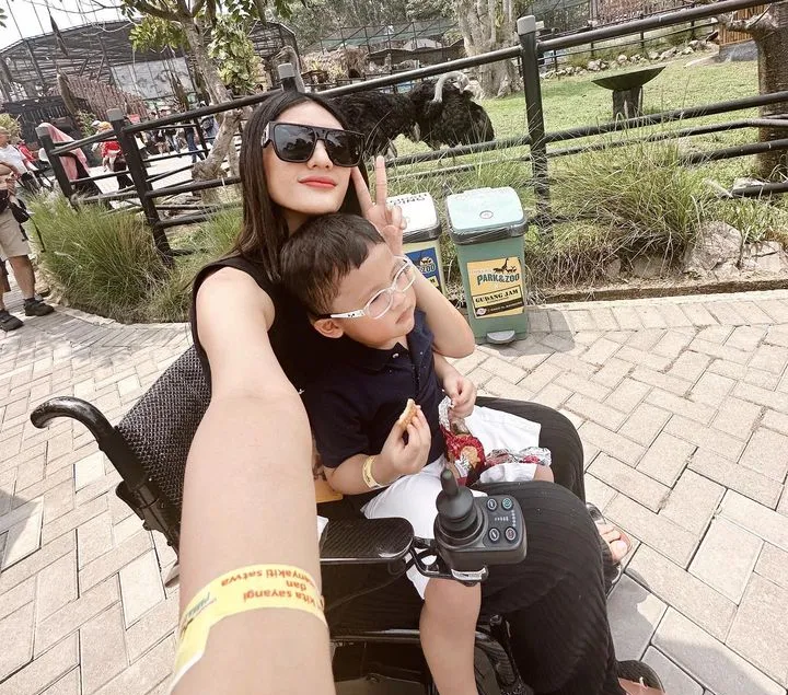 Jadi Ibu Dua Anak, ini Deretan Foto Terbaru Anissa Aziza Istri Raditya Dika yang Penampilan Bak ABG