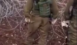 Dalam video, menunjukkan bagian belakang dari celana salah satu tentara yang terlihat basah.