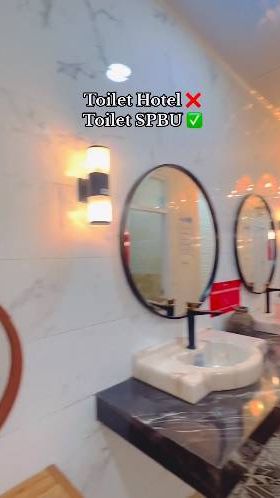 Toilet ini benar-benar dihias mulai dari pemilihan keramik dinding dan lantai