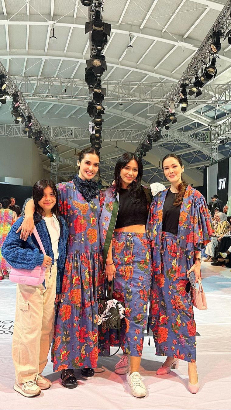Style Kompak Penuh Bunga Marsha Timothy, Adinia Wirasti, dan Cathy Sharon