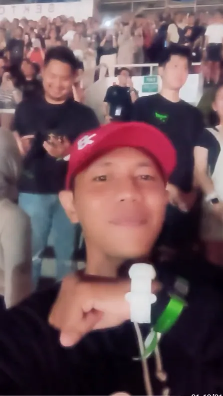 Viral Penonton Coldplay Tak Gengsi Rekam Konser Pakai HP Jadul tapi Miris Baca Komentar Netizen