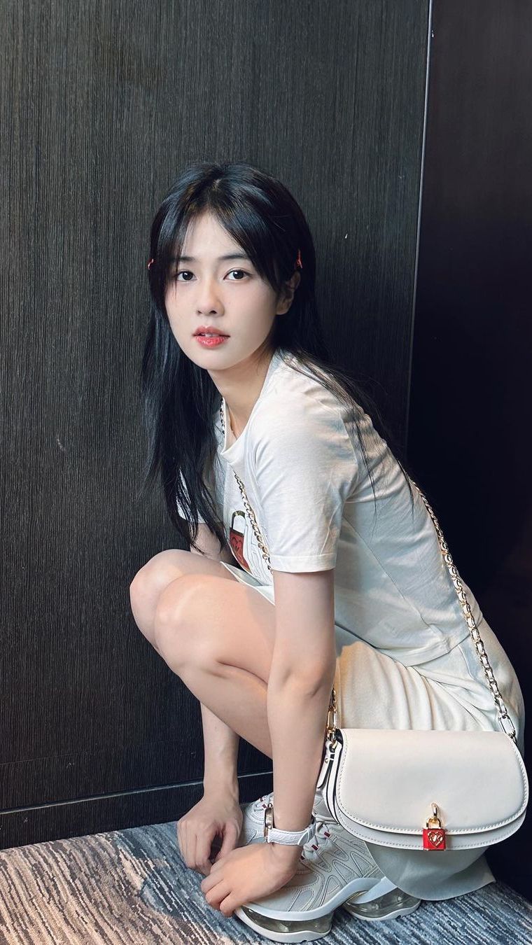 She started her career as a model before finally making her acting debut in 2015.