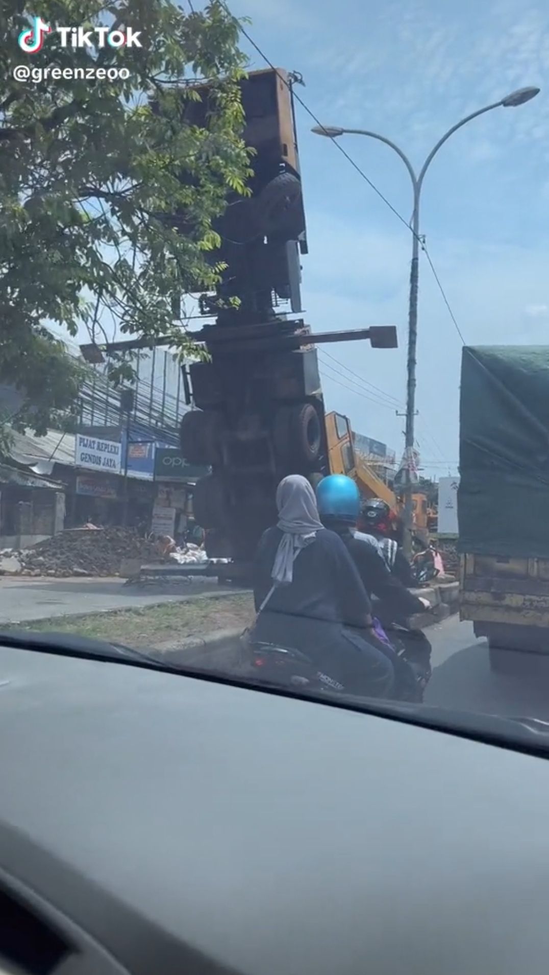 Posisi Truk Crane yang Terjungkal di Cibinong Ini Mirip Transformer, Mau Ngakak Tapi Prihatin