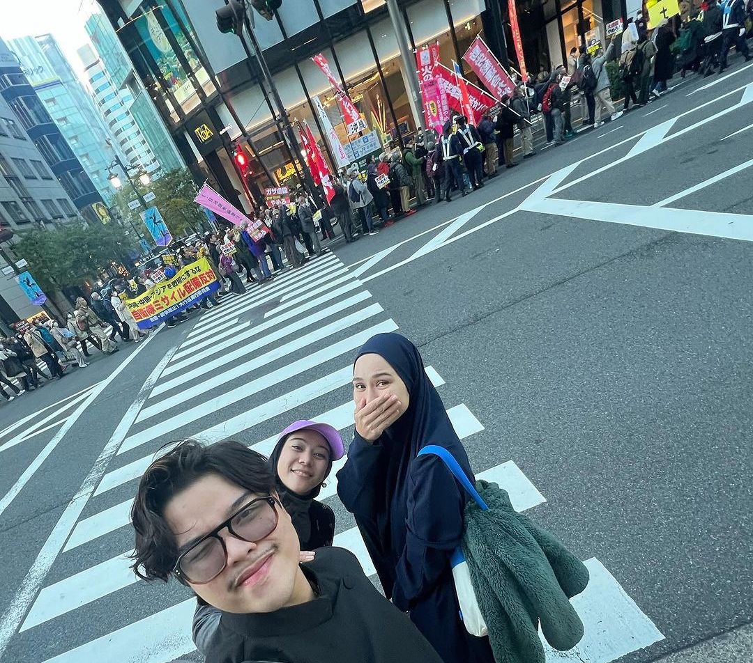Penuh Haru, Intip Momen Zaskia Adya Mecca Ikut Aksi Dukung Palestina saat Liburan di Jepang