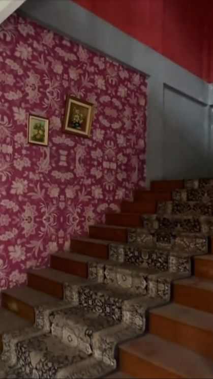 Karpet yang Elegan Masih Menghiasi Tangga<br>