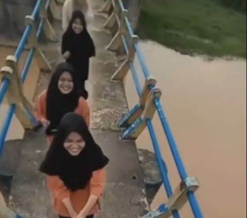 Niat Seru-Seruan Bikin Konten, Wanita Ini Malah Apes Kunci Motornya Jatuh ke Sungai
