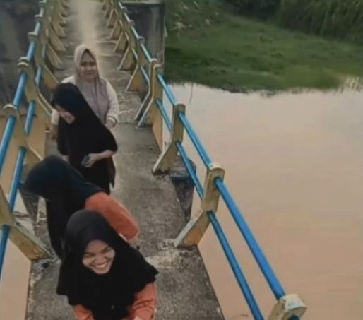 Kunci Motor Jatuh Saat Bikin Konten