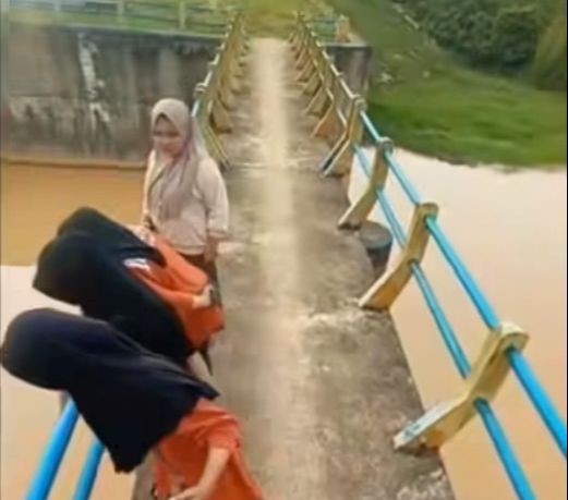 Niat Seru-Seruan Bikin Konten, Wanita Ini Malah Apes Kunci Motornya Jatuh ke Sungai