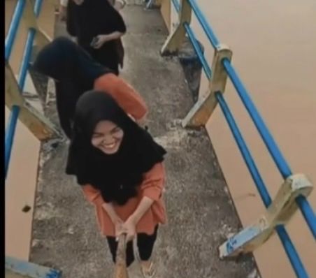 Niat Seru-Seruan Bikin Konten, Wanita Ini Malah Apes Kunci Motornya Jatuh ke Sungai