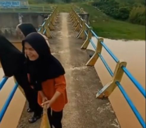 Niat Seru-Seruan Bikin Konten, Wanita Ini Malah Apes Kunci Motornya Jatuh ke Sungai