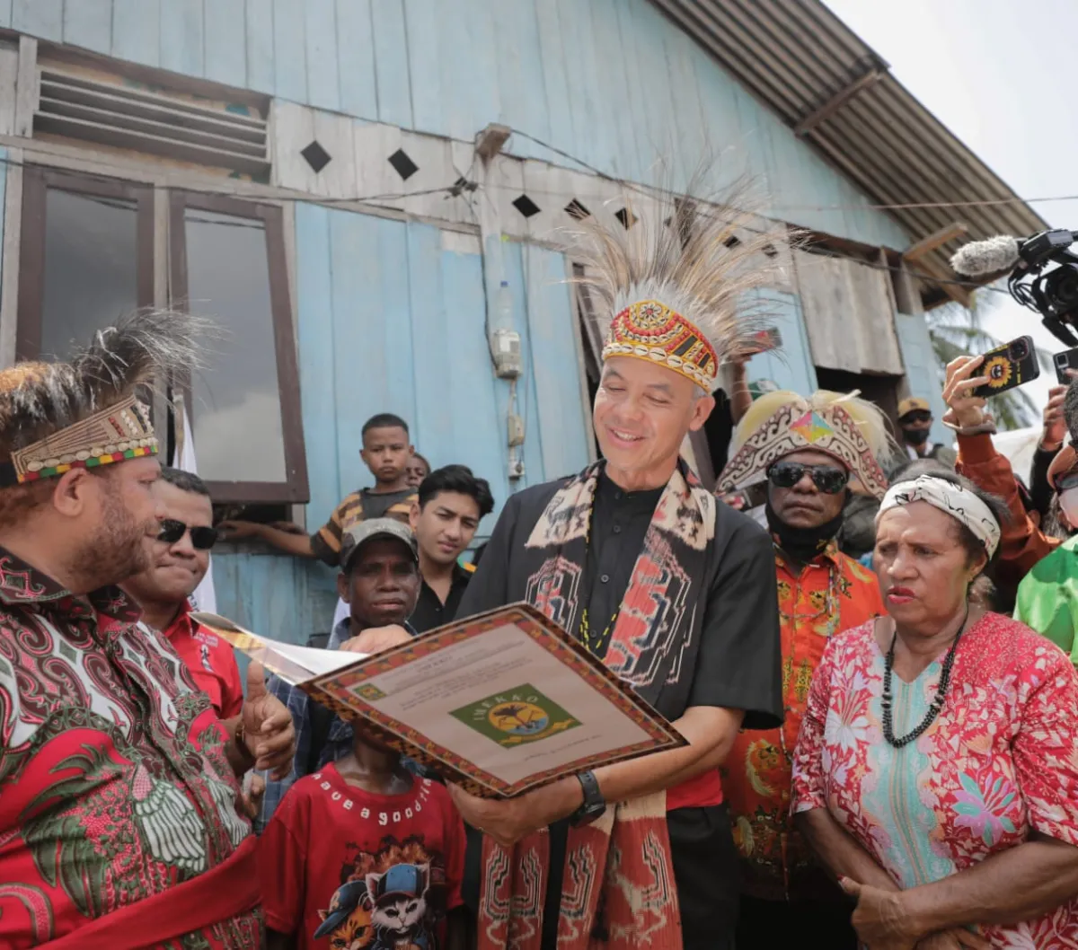 Momen Ganjar Menari Bersama Ribuan Masyarakat di Sorong Papua
