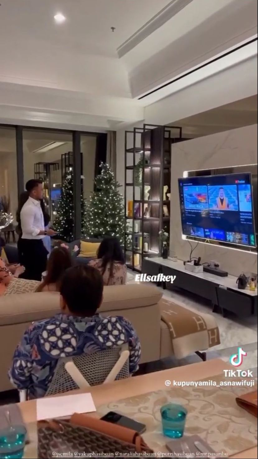 Ruang kelurga pun tampak begitu mewah dengan televisi berukuran besar.