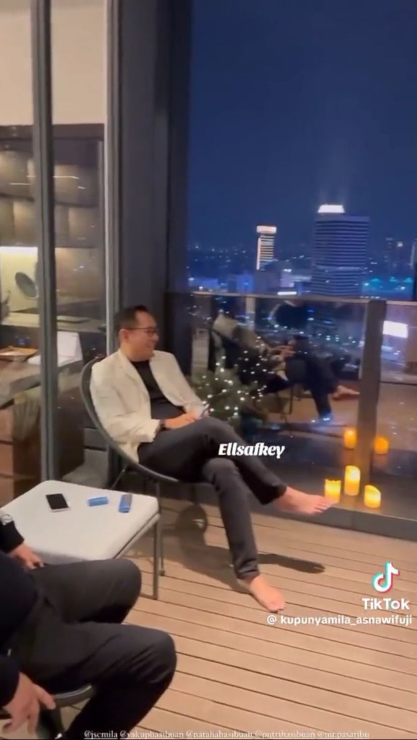 Penthouse itu juga dilengkapi kaca besar untuk melihat pemandangan luar yang indah.