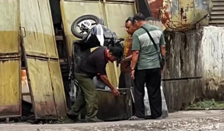 Bapaknya tb oyong, Ga sengaja ter-gas Trs nabrak pintu,